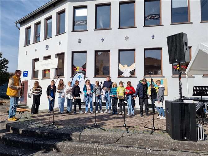 Die Klasse 6c führte einen Beitrag zum Thema Frieden auf.  Foto: privat