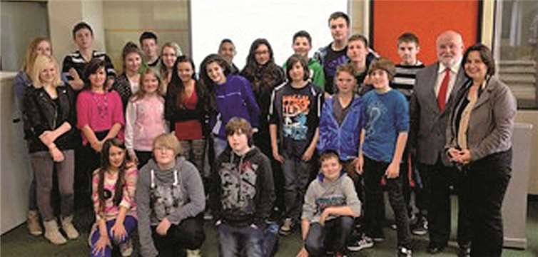 Die Klasse 7b mit MdL Dieter Klöckner und der Rektorin Beatrix Kamrad.privat