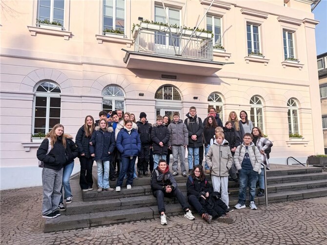 Die Klasse 7c der IGS Remagen mit ihren Lehrkräften und den Mitarbeiterinnen der Stadtverwaltung vor dem Rathaus. Foto: Cathrin Robbel
