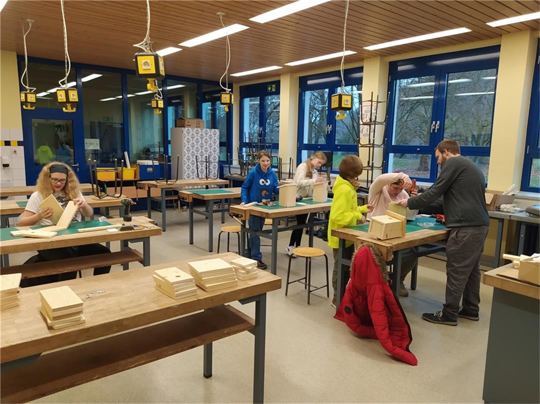 Klasse 7c baut Nistkästen