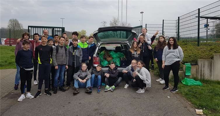 Die Klasse 7d befreite auch das Vredestein-Stadion von Müll. privat