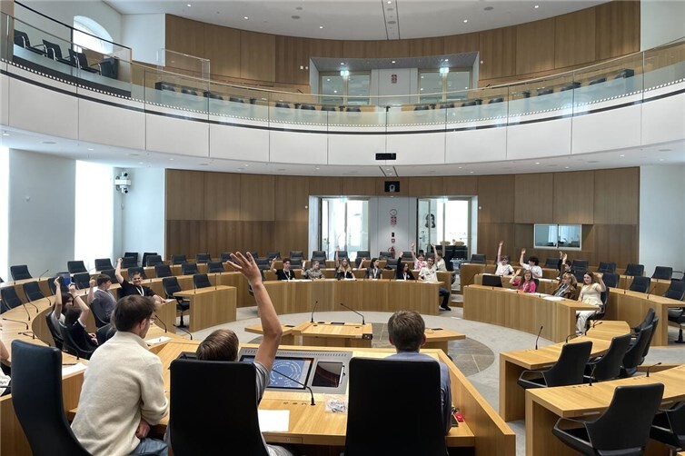 Die Klasse 8a der Boeselager-Realschule bei der Abstimmung im Plenarsaal