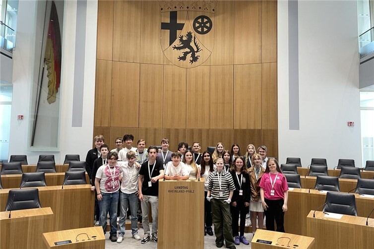 Die Klasse 8a erlebte beim Demokratietag im Landtag in Mainz einen spannenden und praxisnahen Einblick in die Arbeit des rheinland-pfälzischen Parlaments.