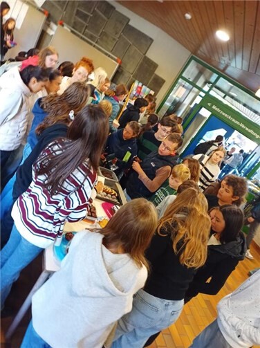 Die Klasse 8b ist stolz etwas Gutes getan zu haben. Foto: privat