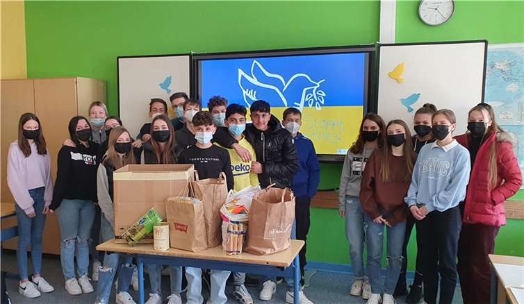 Die Klasse 8b verpackt ihre gesammelten Spenden für die Ukraine.  Fotos: privat