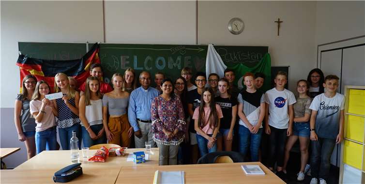 Die Klasse 8c mit Father Asi und Sana Iqbal. Privat