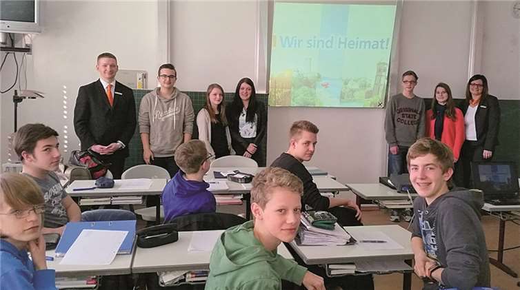 Die Klasse 9a mit der Ausbildungsleiterin Stefanie Schneiß dem Azubi Jan Riske und der Sozialkundelehrerin Ingrid Näkel-Surges. privat