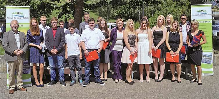 Die Klasse 9a mit ihren Lehrern Mareen Christin Kalmes (r.), Benedikt Schmitt (l.) und der Berufseinstiegsbegleiterin Christine Schultz (Mitte). MT