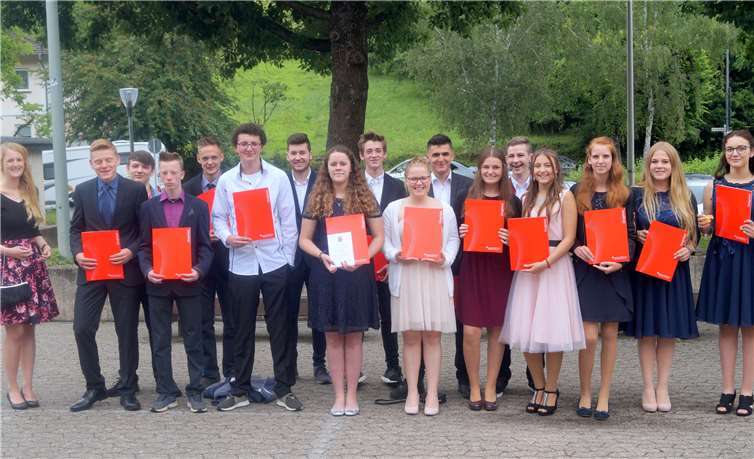 Die Klasse 9a verabschiedete sich mit Klassenlehrerin Nina Schmitz (l.) aus der Konrad-Adenauer-Schule Treis-Karden.  TT