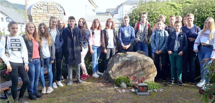 Die Klasse 9b der Konrad-Adenauer-Schule Treis-Kardenversammelte sich vor dem Unterrichtsgang auf dem Treiser Friedhofam Gedenkstein für die Opfer des KZ-Außenlagers Treis-Bruttig. Fotos: TT