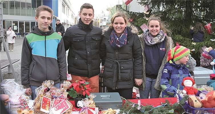 Die Klasse 9b der Theodor-Heuss-Realschule verkaufte Plätzchen und Weihnachtsdeko. -STF-
