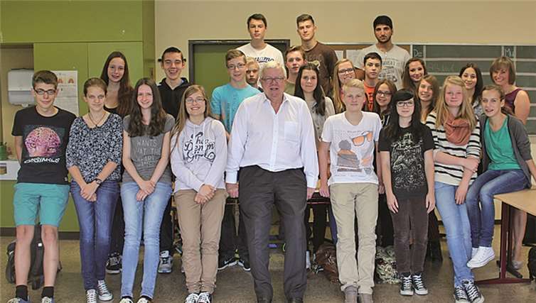 Die Klasse 9d im Gespräch mit dem Bundestagsabgeordneten Dr. Michael Fuchs (CDU). privat