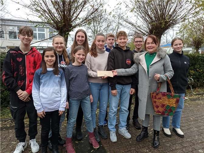 Die Klasse 9d übergibt Frau Heinrichs für das Togo-Projekt die Spende von über 220 Euro. Foto: privat