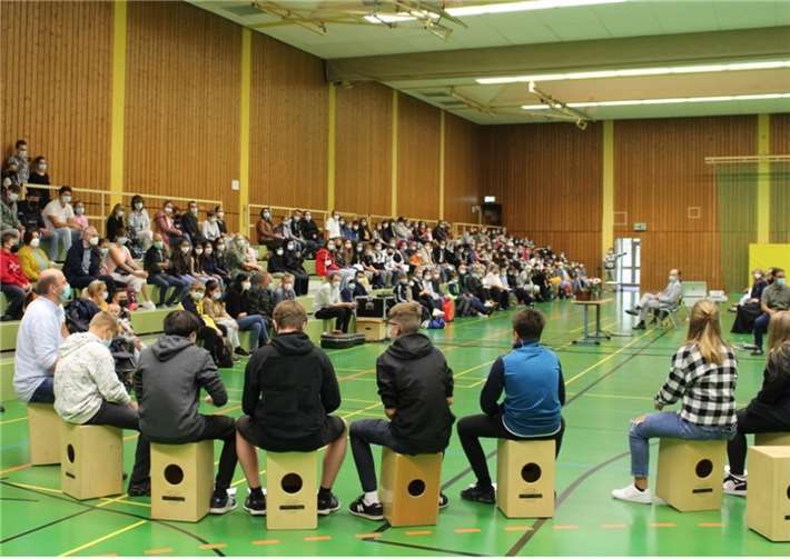 Die Klasse 9e begrüßte die neuen Schülerinnen und Schüler mit ihren Cajons.Foto: privat