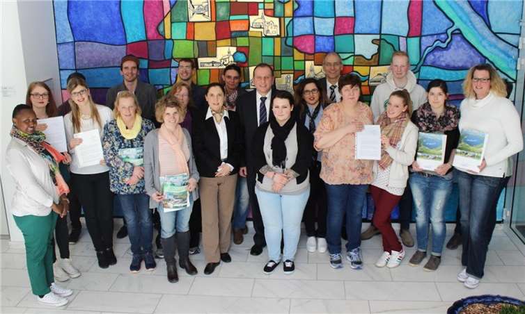 Die Klasse FS.ALT 13 a der BBS des Landkreises Ahrweiler mit Verbandsbürgermeister Johannes Bell und Sozialkundelehrerin Anja Weischedel.