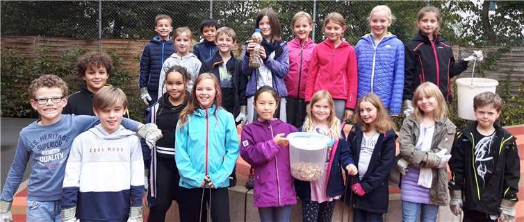 Die Klasse Klasse 4a aus der Schenkendorfgrundschule mit den gesammelten Zigarettenstummeln. Foto: privat