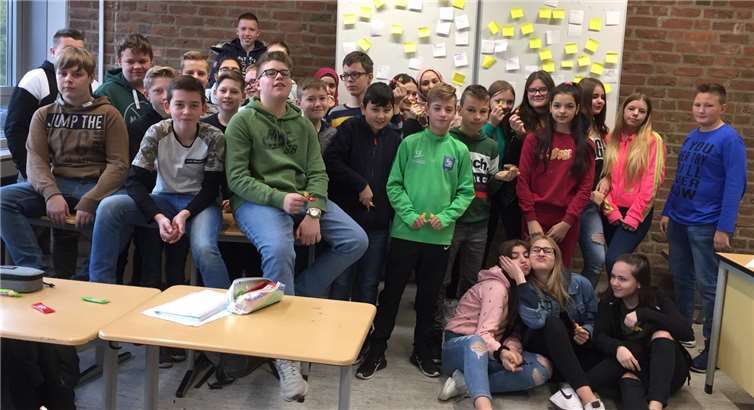 Die Klasse S7b bereitet sich im Unterricht auf den Aktionstag vor.Fotos: Realschule plus an der Römervilla