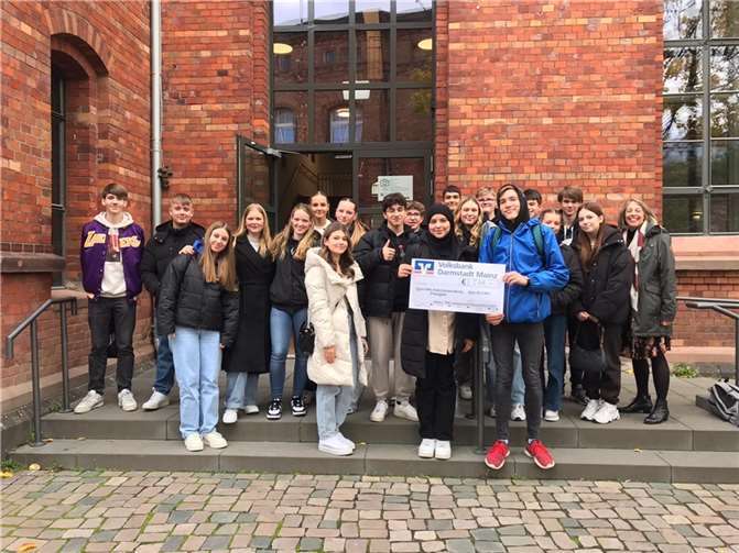 Die Klasse S9b der Realschule plus aus Mendig mit dem Gewinn.  Foto: privat