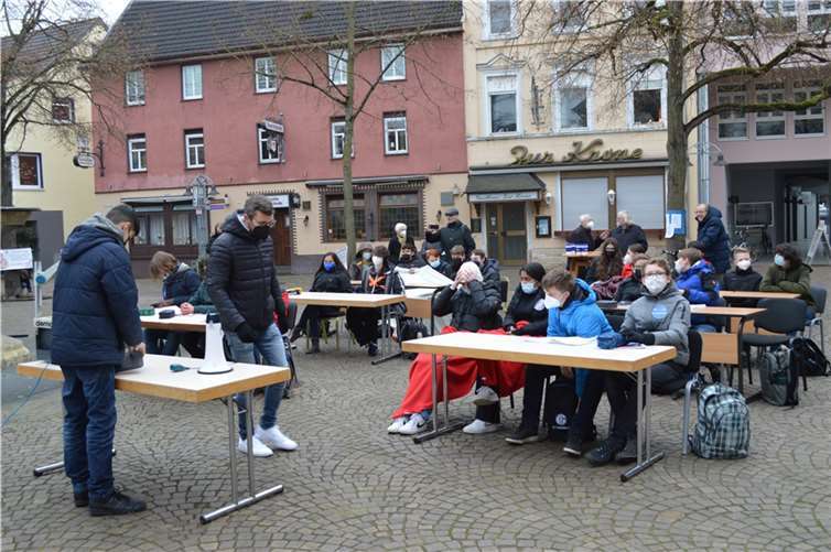 Die Klasse auf dem Remagener Marktplatz.  Foto: AB