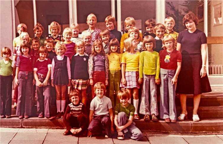 Die Klasse bei der Einschulung 1974 im Jahr 2024