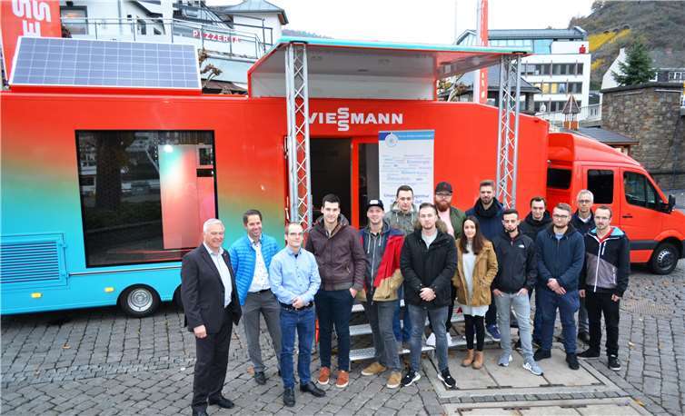 Die Klasse der Berufsoberschule Technik aus Cochem besucht gemeinsam mit Lehrer Edgar Franzen den Brennstoffzellentruck von Viessmann. privat
