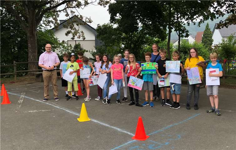 Die Klasse der Grundschule Immendorf bei der Preisverleihung durch den Kreisvorsitzenden der Europa-Union Koblenz, Alexander Schröder, (li.). Tim Michels