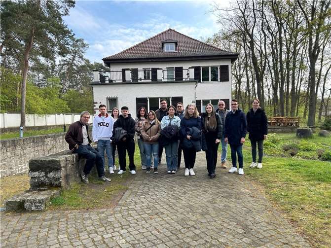 Die Klasse für Verwaltungsfachangestellte der Berufsbildenden Schule (BBW) Heinrich-Haus ging kürzlich auf Studienfahrt zum ehemaligen Konzentrationslager Sachsenhausen. Foto: privat