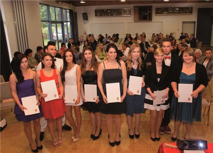 Die Klasse zwölf - Gesundheit konnte sich ebenfalls über ihre Abschlusszeugnisse freuen.