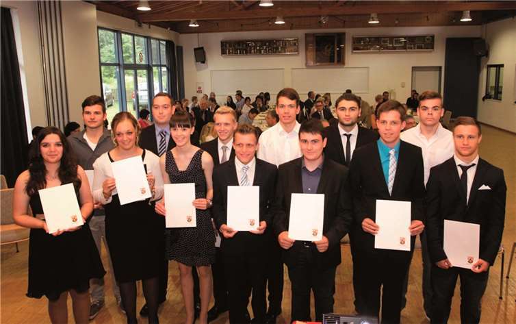 Die Klasse zwölf - Wirtschaft und Verwaltung der FOS Adenau erhielt ihre Abschlusszeugnisse. SES