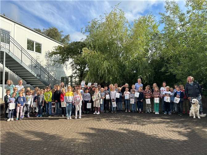 Die Klassen 1 und 3 mit der Schulleiterin Nicole Jaax und Schulhund Mighty. Fotos: Rheinbach liest