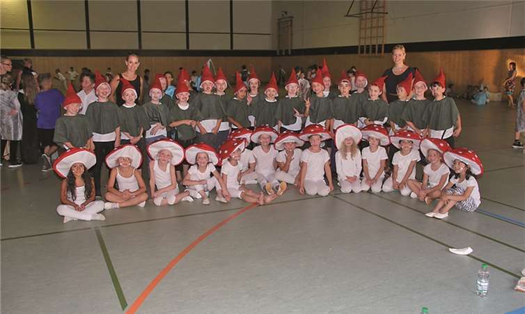 Die Klassen 1a und 1 b der „Gebrüder-Grimm-Schule“ als Waldzwerge und als Waldpilze. -STUHA-
