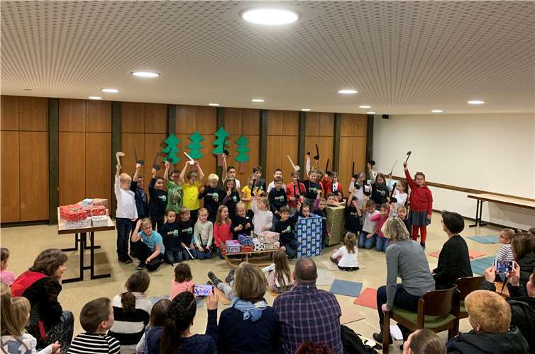 Die Klassen 2a und 2b erzählten mit ihrem Musical die „Geschichte der Weihnachtsgeschenke“.  privat
