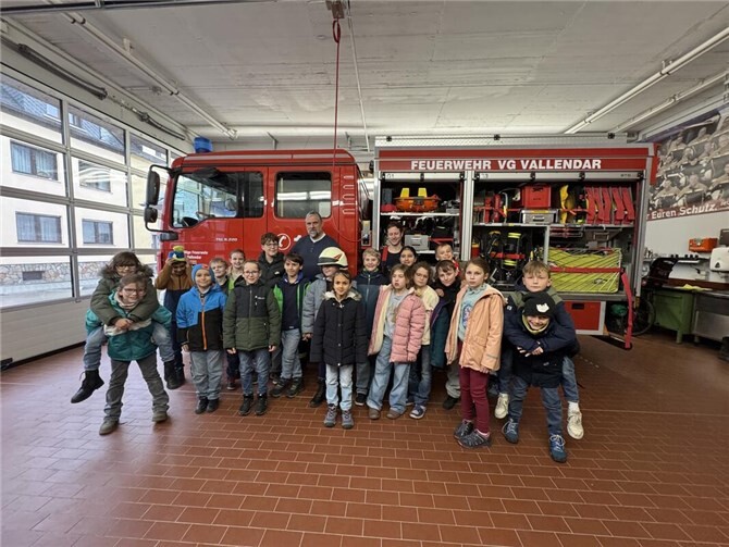 Die Klassen 3 und 4 der Niederwerther Grundschule haben im Rahmen des Projektes „Feuer und Feuerwehr“ mit ihrer Lehrerin Frau Johann die Feuerwehr Niederwerth besucht. Foto: privat