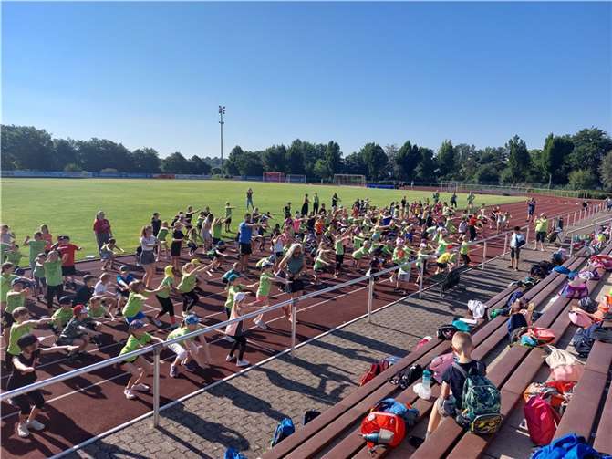 Die Klassen 3a und 4d mit einem selbstgestalteten Warm-Up zu fetziger Musik.  Fotos: Grundschule Polch
