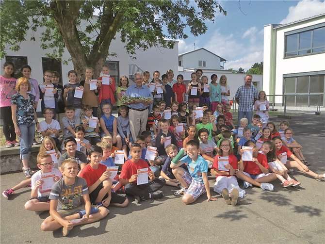 Die Klassen 4a, 4b und 3a der Kunostein-Grundschule Engers nach der Sportabzeichenverleihung. Leider fehlt die Klasse 3b. privat
