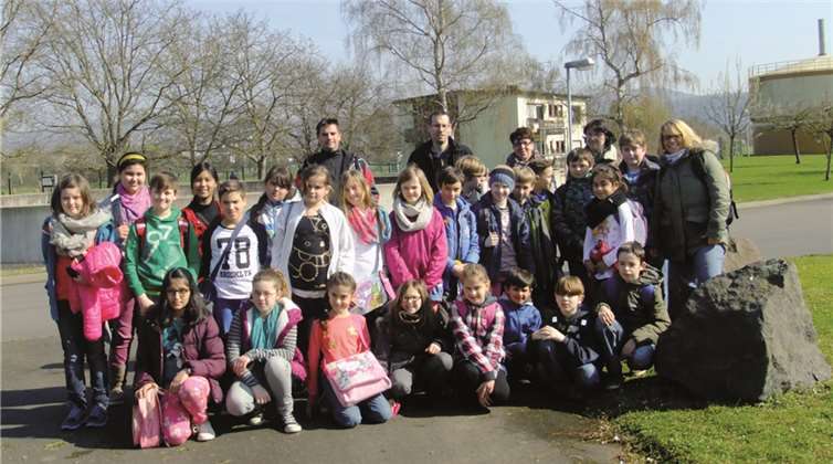 Die Klassen 4b und 4c der Regenbogenschule verbrachten einen interessanten Exkursionstag in der Kläranlage. privat