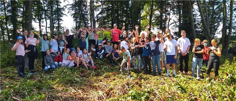 Die Klassen 5a und 5b der Realschule plus in Puderbach führten zusammen mit der Lenkungsgruppe Natuschutz Puderbacher Land eine Springkrautbekämpfung durch. Foto: privat