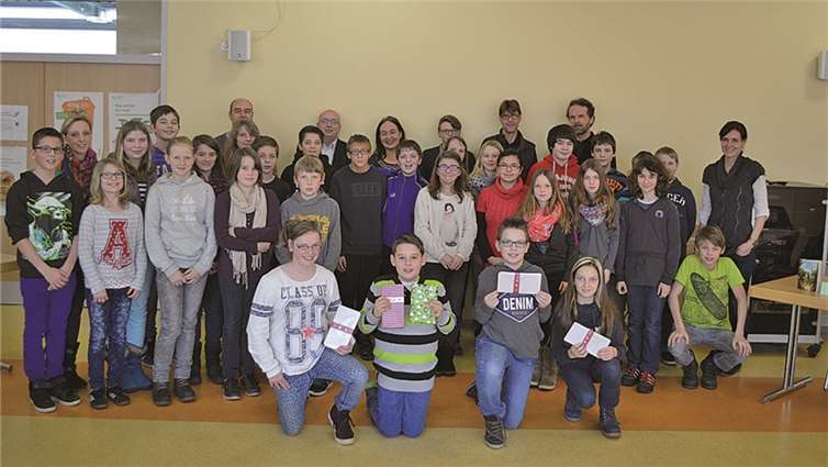 Die Klassen 6a und 6b der St. Stephanus-Realschule zusammen mir ihren Siegern des Vorlesewettbewerbs und der Jury. Privat