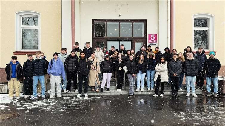 Die Klassen 9e und 10c der Boeselager-Realschule Ahrweiler vor dem Gebäude der Gedenkstätte Hadamar. Fotos: Ralf Breuer