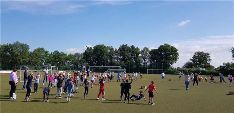 Die Klassen beim gemeinsamen Warm-up. Foto: privat