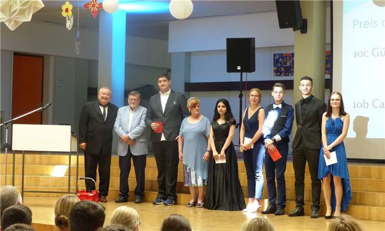 Die Klassenbesten der einzelnen Klassen sowie die Preisträger des Preises der Bildungsministerin.