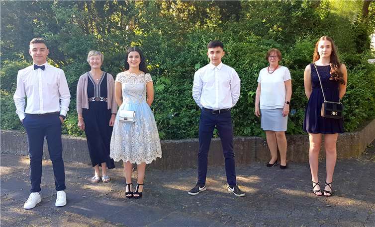 Die „Klassenbesten“ wurden ausgezeichnet: Mohammed Jarad (v.li.), Anette Knüppel (Klassenlehrerin), Soraia Ramos, Hamid Ibrahim, Doris Stutz (Rektorin) und Johanna Rech. Fotos: privat