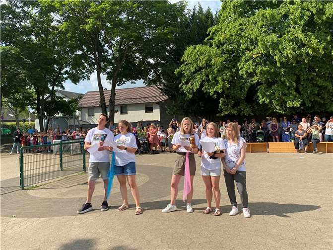 Die Klassenlehrer:innen sangen für ihre Grundschulkinder, die ihnen ans Herz gewachsen sind, ein selbstgeschriebenes Lied voller Rührung.