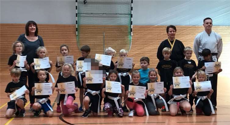 Die Klassenlehrerinnen und die SchülerInnen der Klassen 2a und 2c bedankten sich für die professionelle Umsetzung und konstruktive Zusammenarbeit bei Frau Paffrath und ihrem Auszubildenden Edgar Kopp.privat