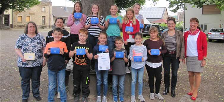 Die Klassenleiterin Anneliese Blotz-Spitzley (l.) freut sich mit den Kindern der Klasse 2 der GS Wehr über den gewonnenen Preis.