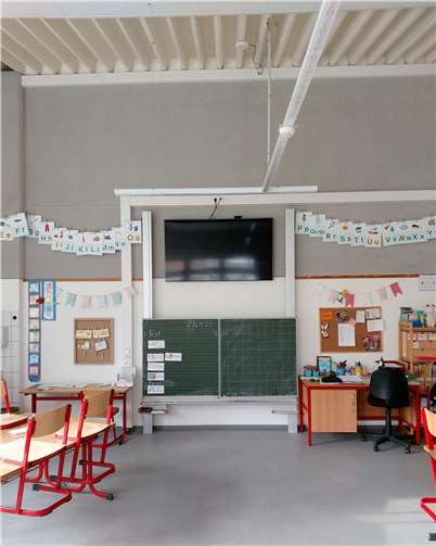 Die Klassenräume der ersten und zweiten Klassen wurden mit großen 65 Zoll Displays ausgestattet. Foto: privat