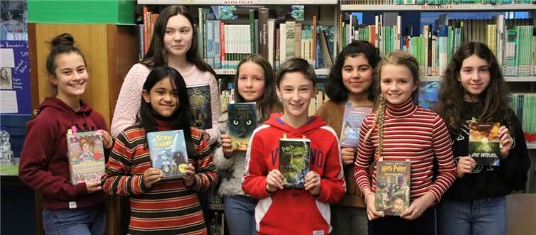 Die Klassensieger des Vorlesewettbewerbs. Von links: Leonie Scholz, Fatum Waliullah, Leah Münch, Katharina Römer, Joel Supp, Elifnur Köroglu, Nadja Jezek und Sophia Boss.