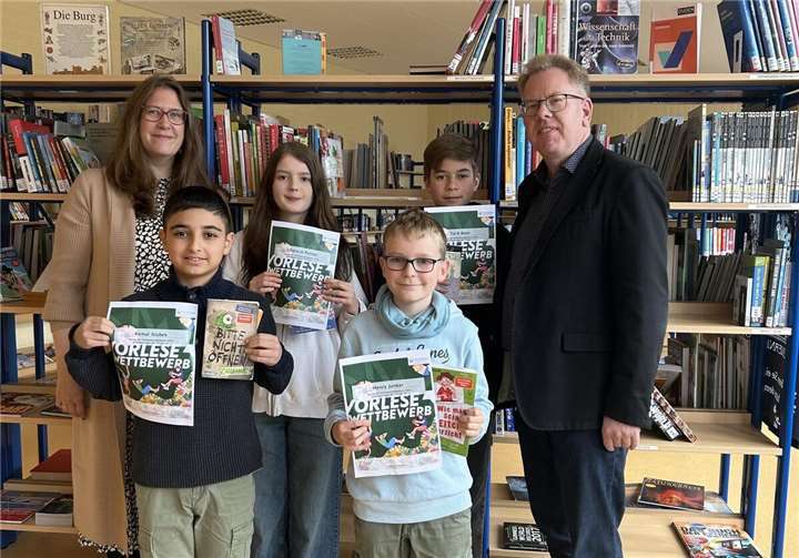 Die Klassensieger des Vorlesewettbewerbs zusammen mit Fachvorsitz Barbara Küster (l.) und Schulleiter Marcus Wald (r.): Kemal Atabek (6d), Liliana di Pumpo (6c), Henry Junker (6b) und Tarik Basic (6a) (v.l.n.r.). Foto: Sarah Lindner
