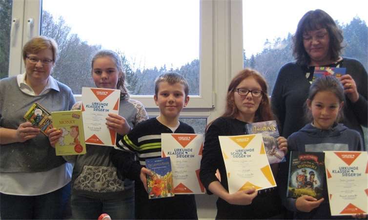 Die Klassensieger konnten nicht nur über Urkunden, sondern auch über Buchgutscheine freuen. privat