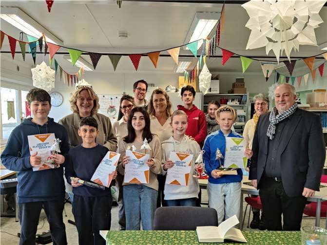 Die Klassensieger*innen freuen sich gemeinsam mit der Jury und dem stellvertretenden Schulleiter Wolff-Thomas Kress (re.) über ihre tollen Leistungen. Quelle: Are-Gymnasium